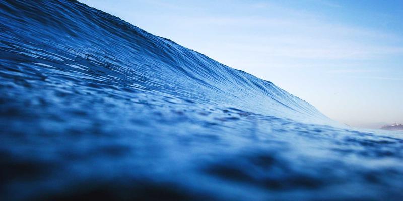 芳香精油使用指南：用天然配方自制抗菌厨房与浴室喷雾